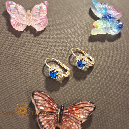 Cercei clasici placați cu aur – decor floare cu cristal zirconia indigo în centru [2]