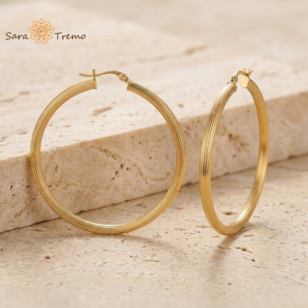 Cercei Siena – cercei rotunzi mari cu textură liniară, placați cu aur 18K, fabricați în Brazilia, 6,2 cm [1]