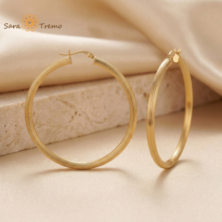 Bijuterii placate cu aur - Cercei Siena – cercei rotunzi mari cu textură liniară, placați cu aur 18K, fabricați în Brazilia, 6,2 cm