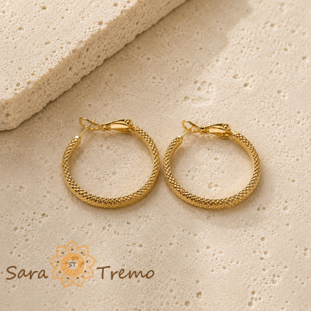 Bijuterii placate cu aur - Cercei Maëlle – cercei rotunzi cu textură diamantată, placaj triplu cu aur 14K, 2,5 cm