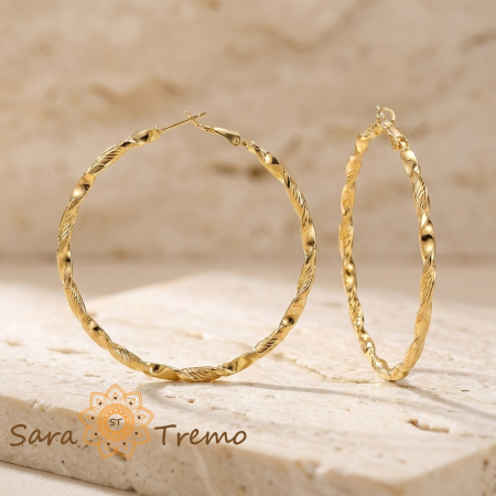 Cercei Calista – cercei rotunzi mari cu design torsadat și gravat, placaj triplu cu aur 14K, 6 cm [1]