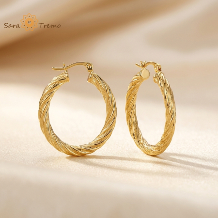 Cercei rotunzi - Cercei Thalia – cercei rotunzi torsada placați cu aur 18K, fabricați în Brazilia, 3 cm
