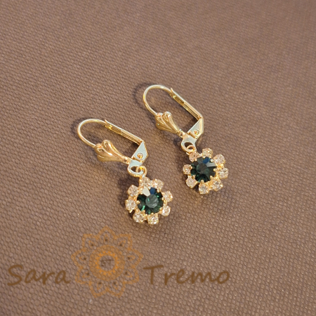 Cercei placati cu aur 18K, cristale zirconia verde inchis + albe în formă de floare