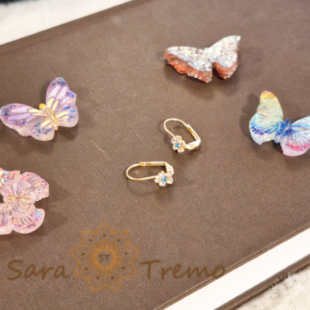 Cercei placati cu aur 18K, decor floral cu cristal zirconia bleu și cristale albe [1]