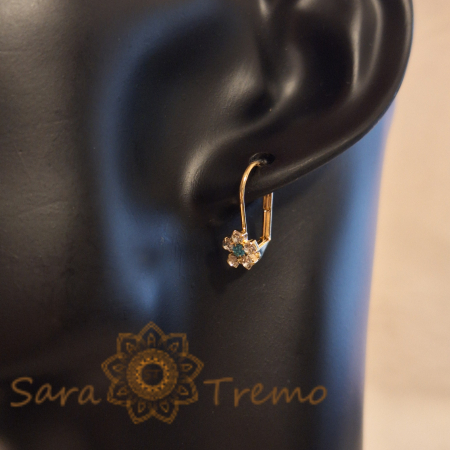 Cercei placati cu aur 18K, decor floral cu cristal zirconia bleu și cristale albe [5]