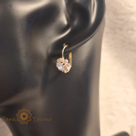Cercei clasici placați cu aur – decor floare cu cristal zirconia alb în centru [5]