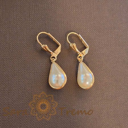 Bijuterii placate cu aur - Cercei placati cu aur Milk Drops - design compact cu pietricica perlata in forma de picatura