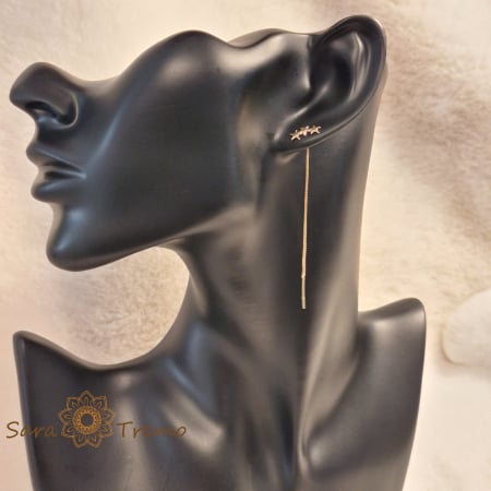 Cercei placați cu aur – model fir prin ureche, 3 steluțe decorative pe lob [4]