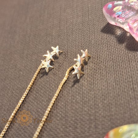 Cercei placați cu aur – model fir prin ureche, 3 steluțe decorative pe lob [5]