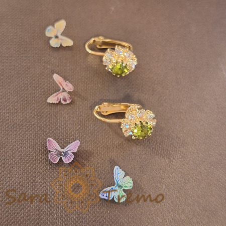 Cercei placati cu aur Rich Sparkles Verde cu clips, piatra verde înconjurată de 8 pietricele transparente [1]