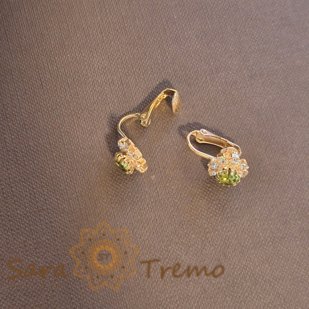 Cercei placati cu aur Rich Sparkles Verde cu clips, piatra verde înconjurată de 8 pietricele transparente [3]