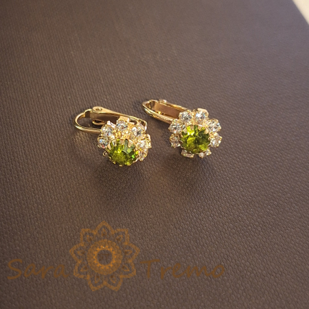Cercei - Cercei placati cu aur Rich Sparkles Verde cu clips, piatra verde înconjurată de 8 pietricele transparente