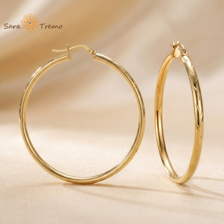 Cercei Valeria – cercei rotunzi mari cu model gravat, placați cu aur 18K, fabricați în Brazilia, 5,8 cm [0]