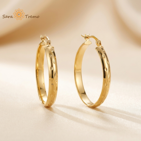 Cercei rotunzi - Cercei Mireya – cercei rotunzi cu gravură frontală, placați cu aur 18K, fabricați în Brazilia, 3,7 cm