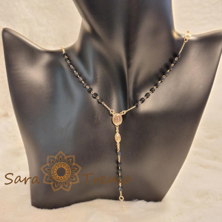 Colier placat cu aur, ștanțat – perle eco negre și cruciuliță decorativă, 50 cm [2]