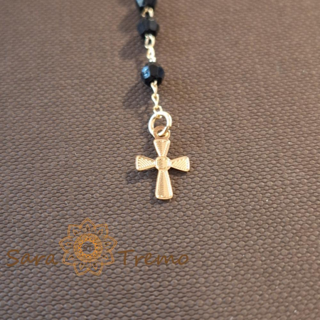 Colier placat cu aur, ștanțat – perle eco negre și cruciuliță decorativă, 50 cm [4]