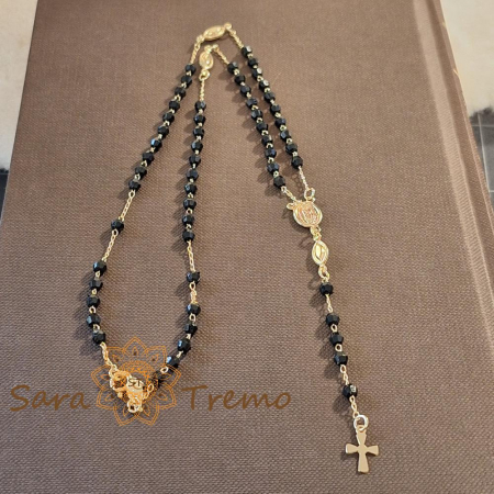 Colier placat cu aur, ștanțat – perle eco negre și cruciuliță decorativă, 50 cm [1]