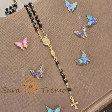 Colier placat cu aur, ștanțat – perle eco negre și cruciuliță decorativă, 50 cm [7]