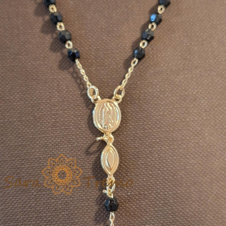 Colier placat cu aur, ștanțat – perle eco negre și cruciuliță decorativă, 50 cm [5]