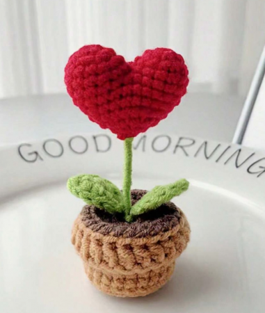 Pentru casa - Decoratiune crosetata – Planta in ghiveci cu floare in forma de inima