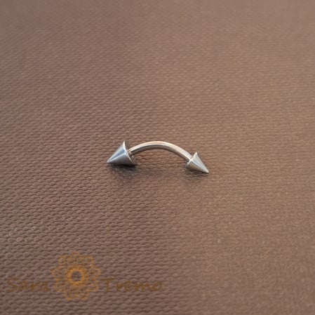 Piercinguri - Piercing Titan Asimetric cu Săgeți