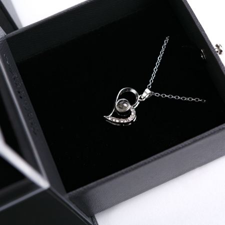 Trandafir etern in cutie cadou cu colier 10cm, trandafir artificial rosu cu pandantiv inima pentru c [1]