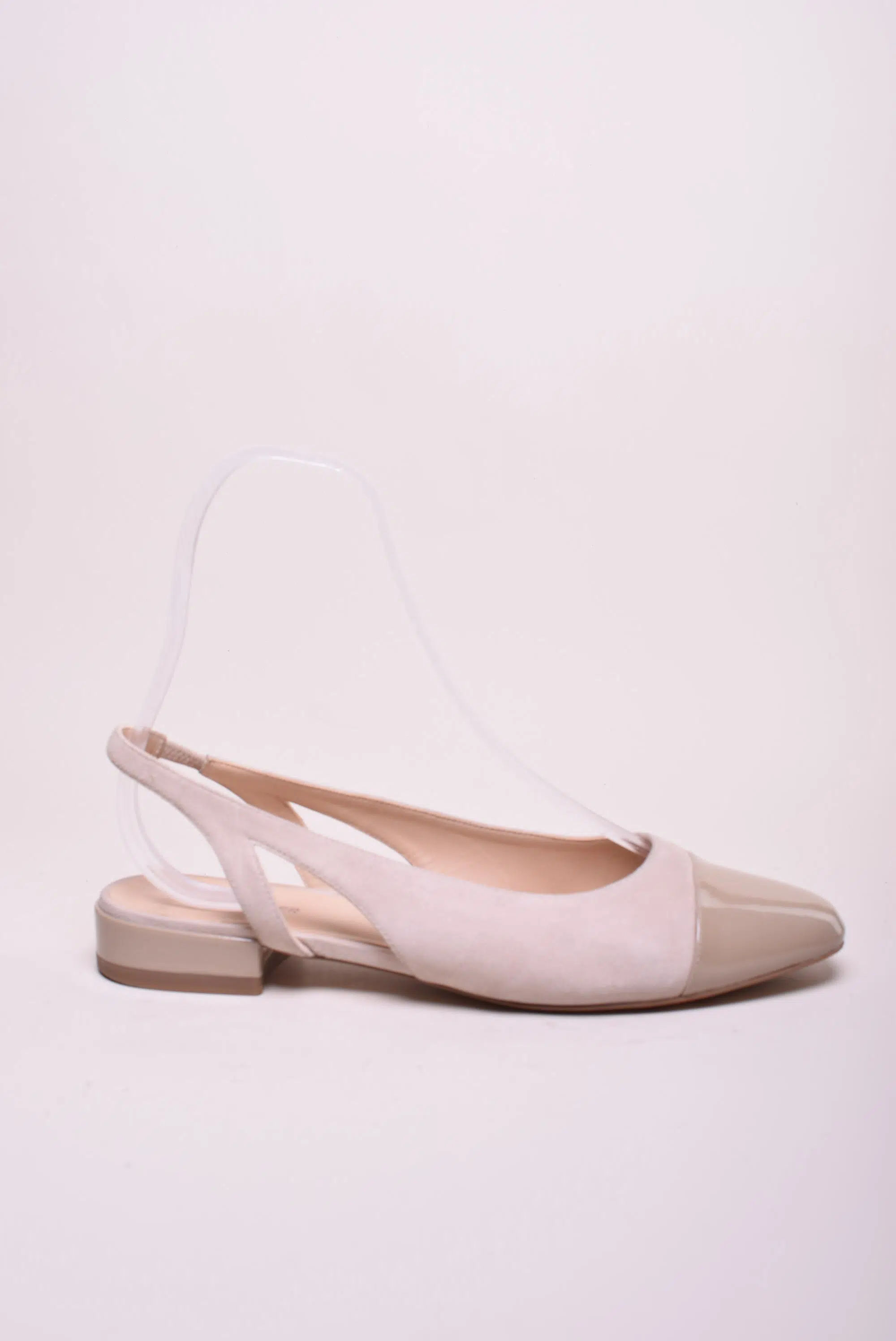 Balerini dama decupati la spate