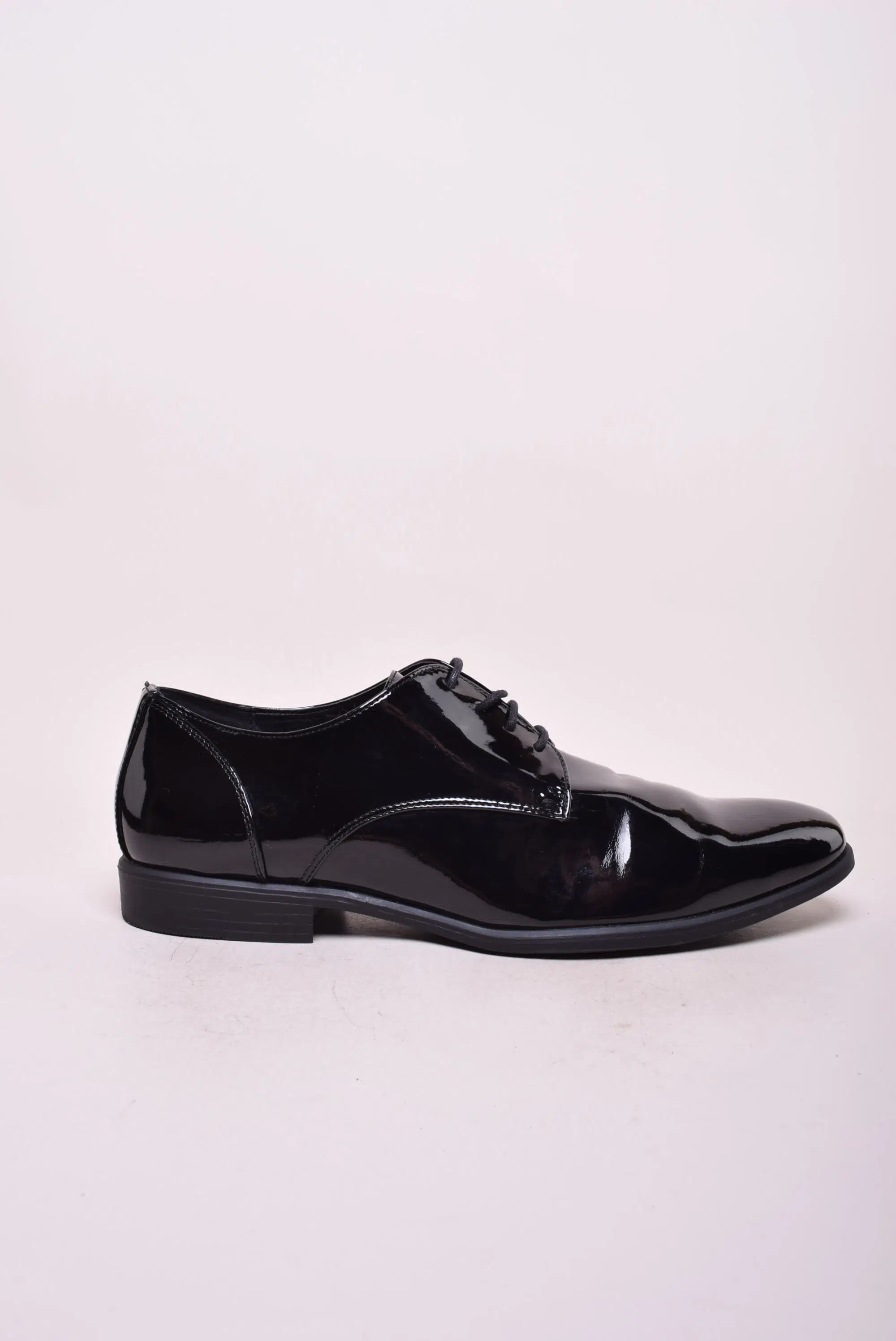Pantofi barbati lacuiti