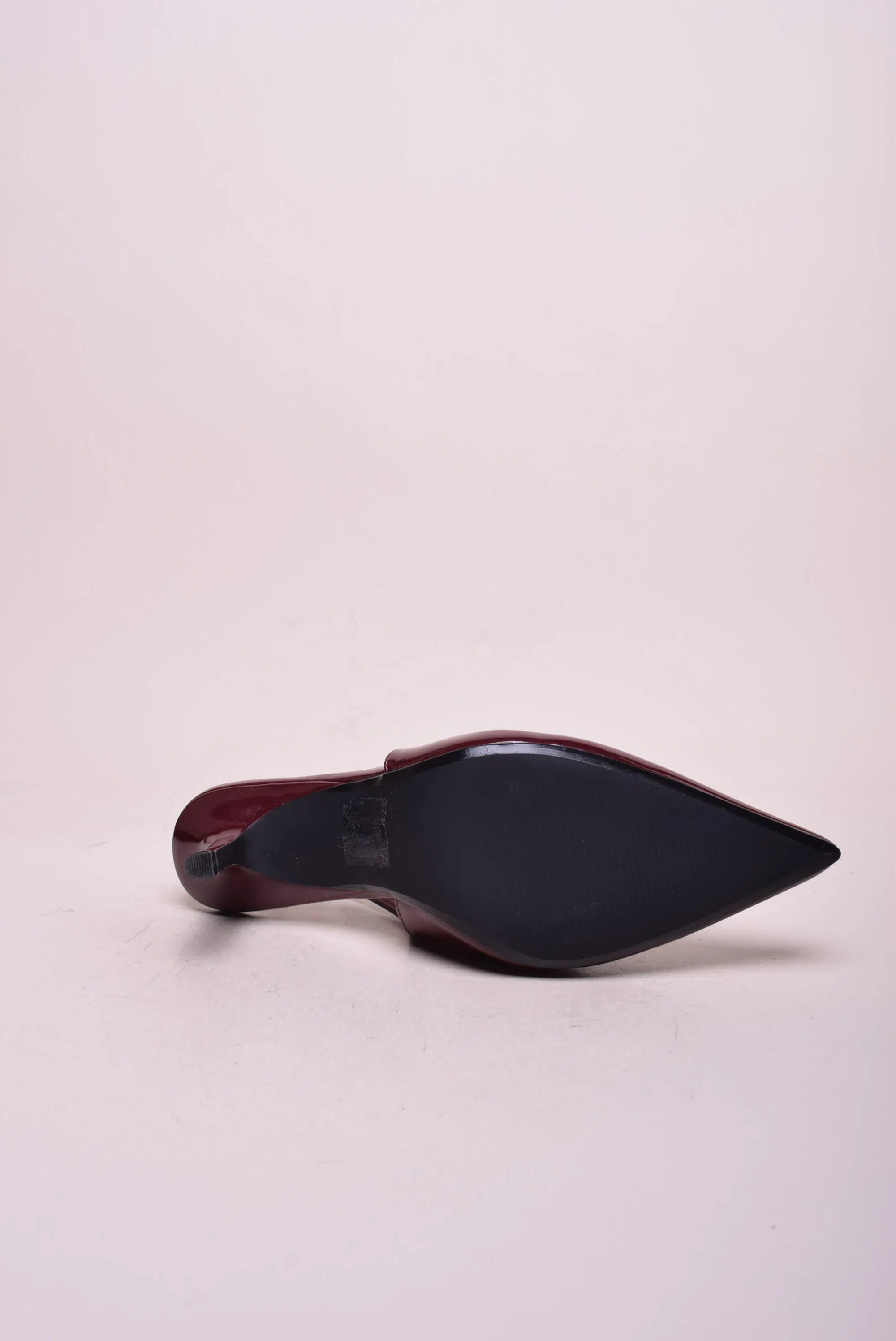 Pantofi dama stiletto lacuiti, decupati in spate [2]