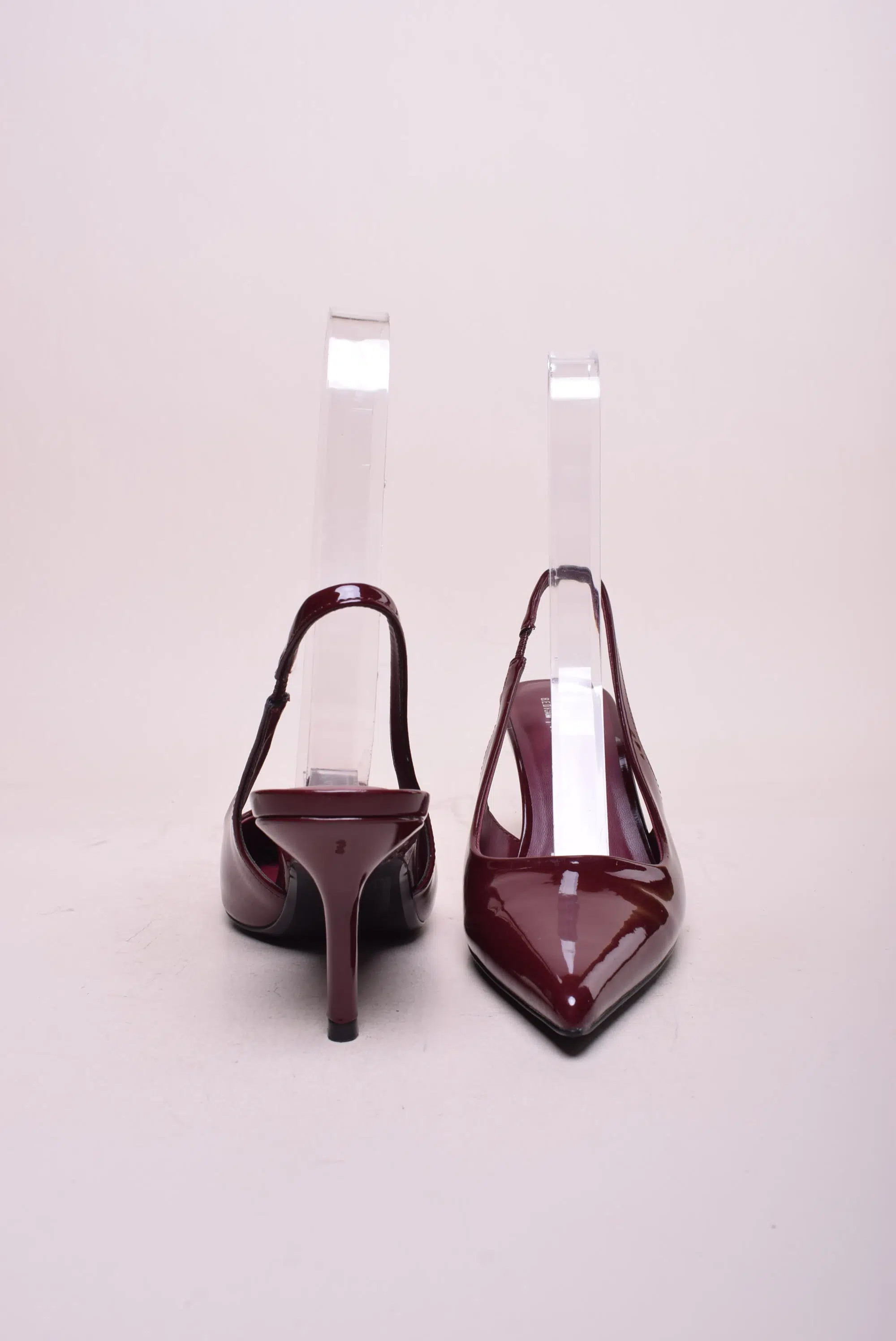 Pantofi dama stiletto lacuiti, decupati in spate [3]