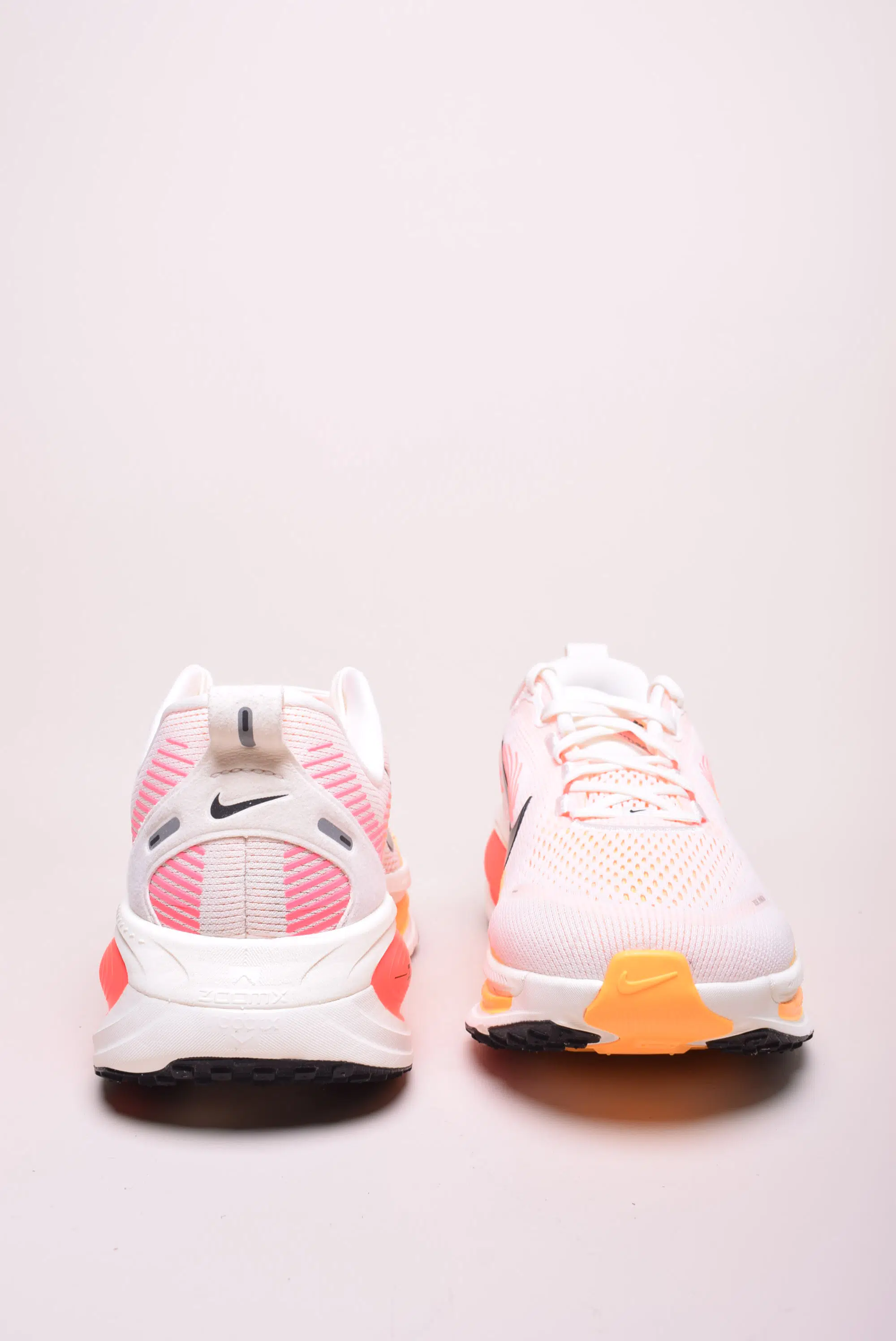 Pantofi sport barbati Vomero 18 [3]