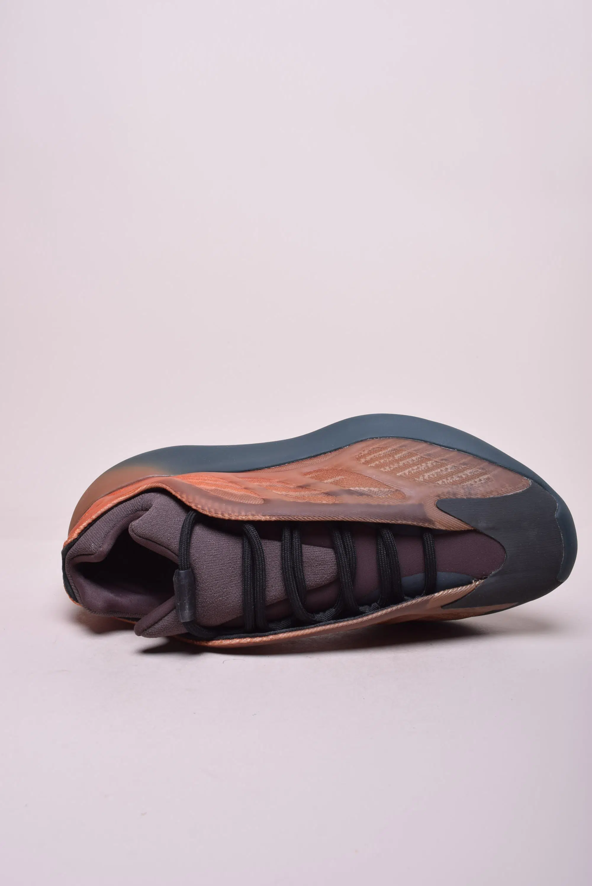 Pantofi sport barbati YZY 700 V3 [4]
