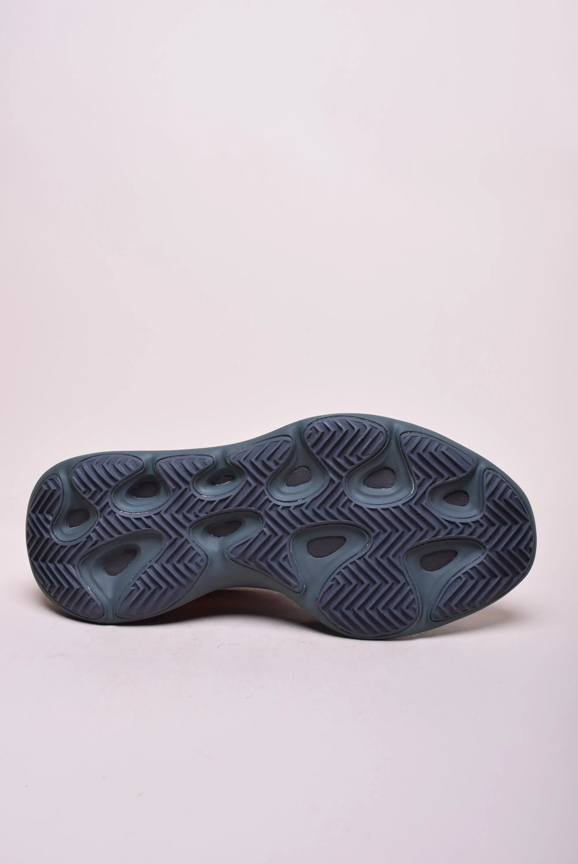 Pantofi sport barbati YZY 700 V3 [2]