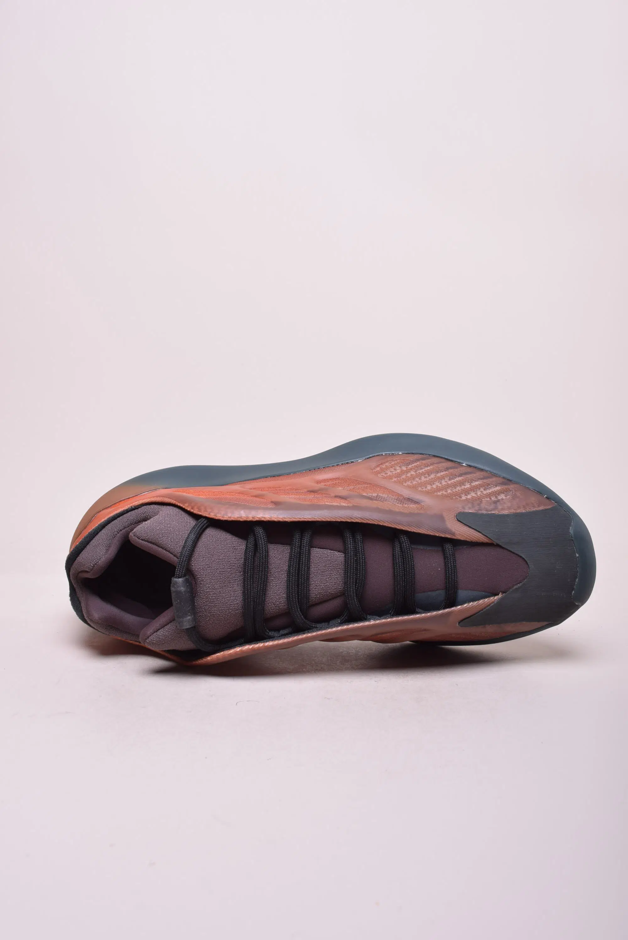 Pantofi sport barbati YZY 700 V3 [4]