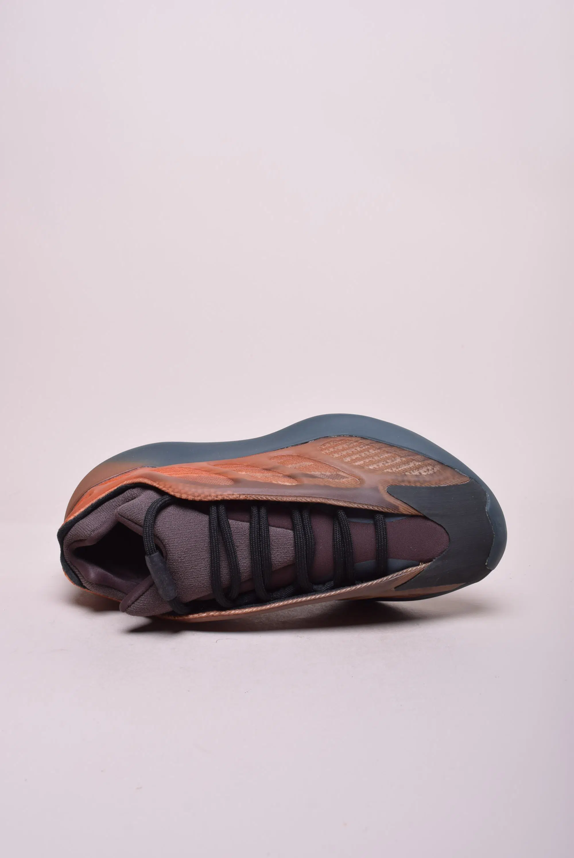 Pantofi sport unisex YZY 700 V3 [4]