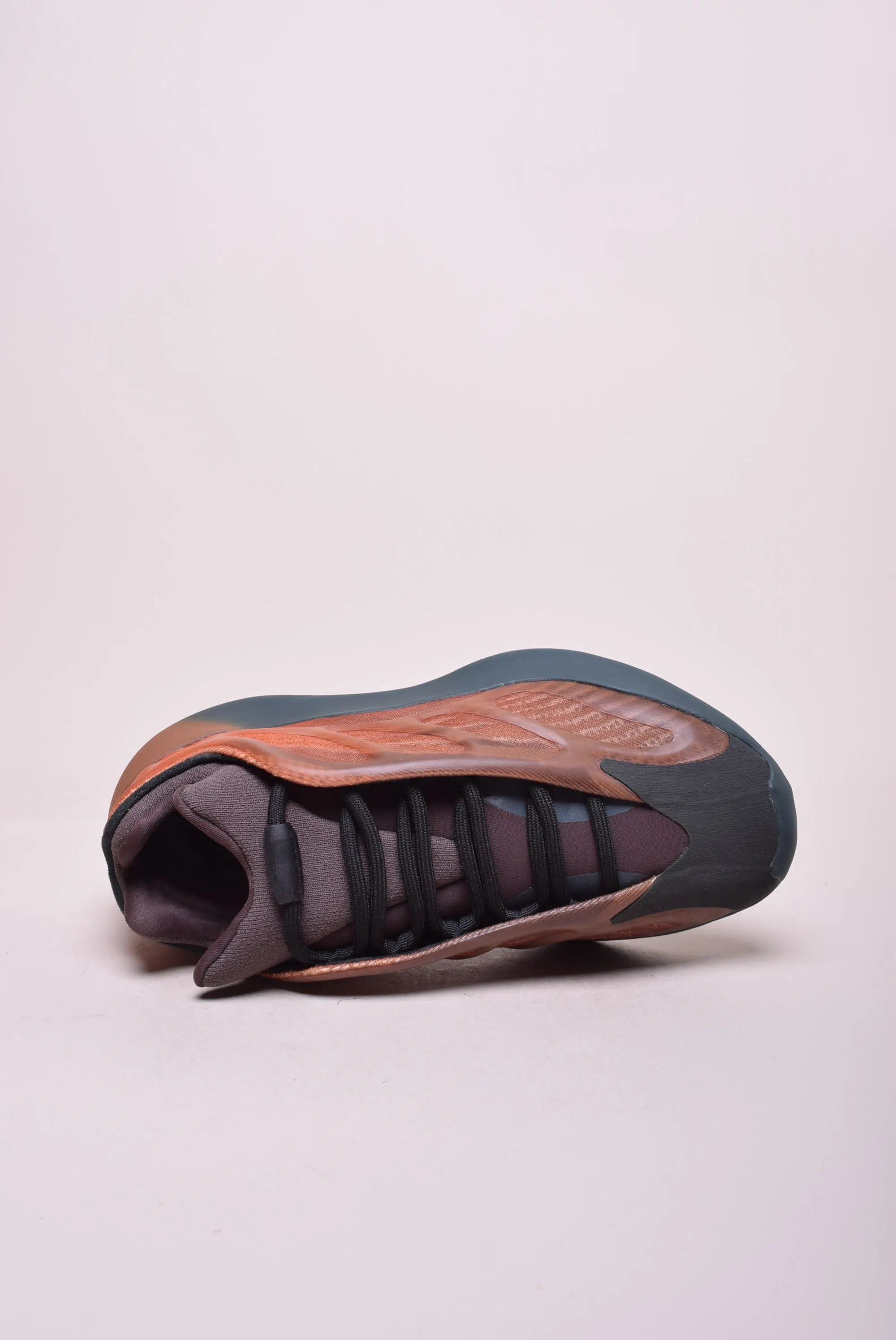 Pantofi sport unisex YZY 700 V3 [4]