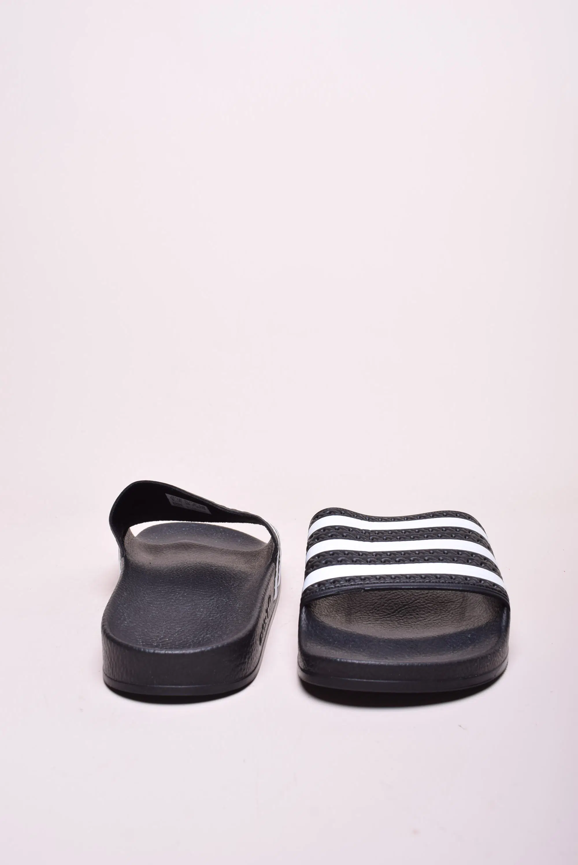 Slapi dama Adilette [3]