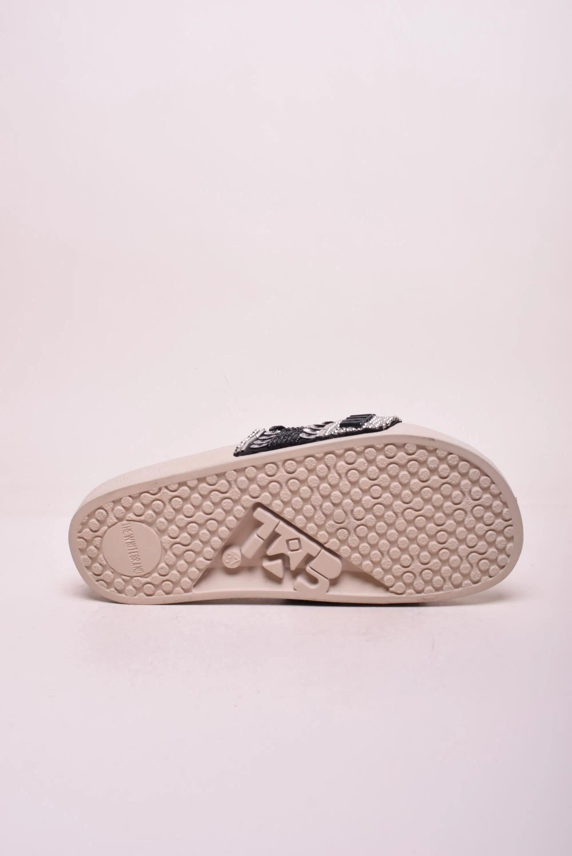 Slapi dama cu margele [2]