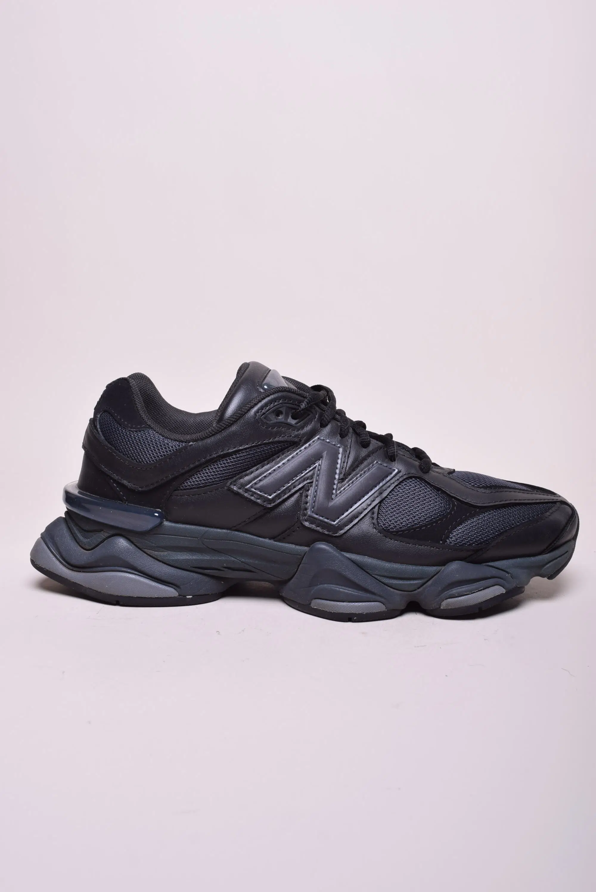 Adidasi barbati 9060