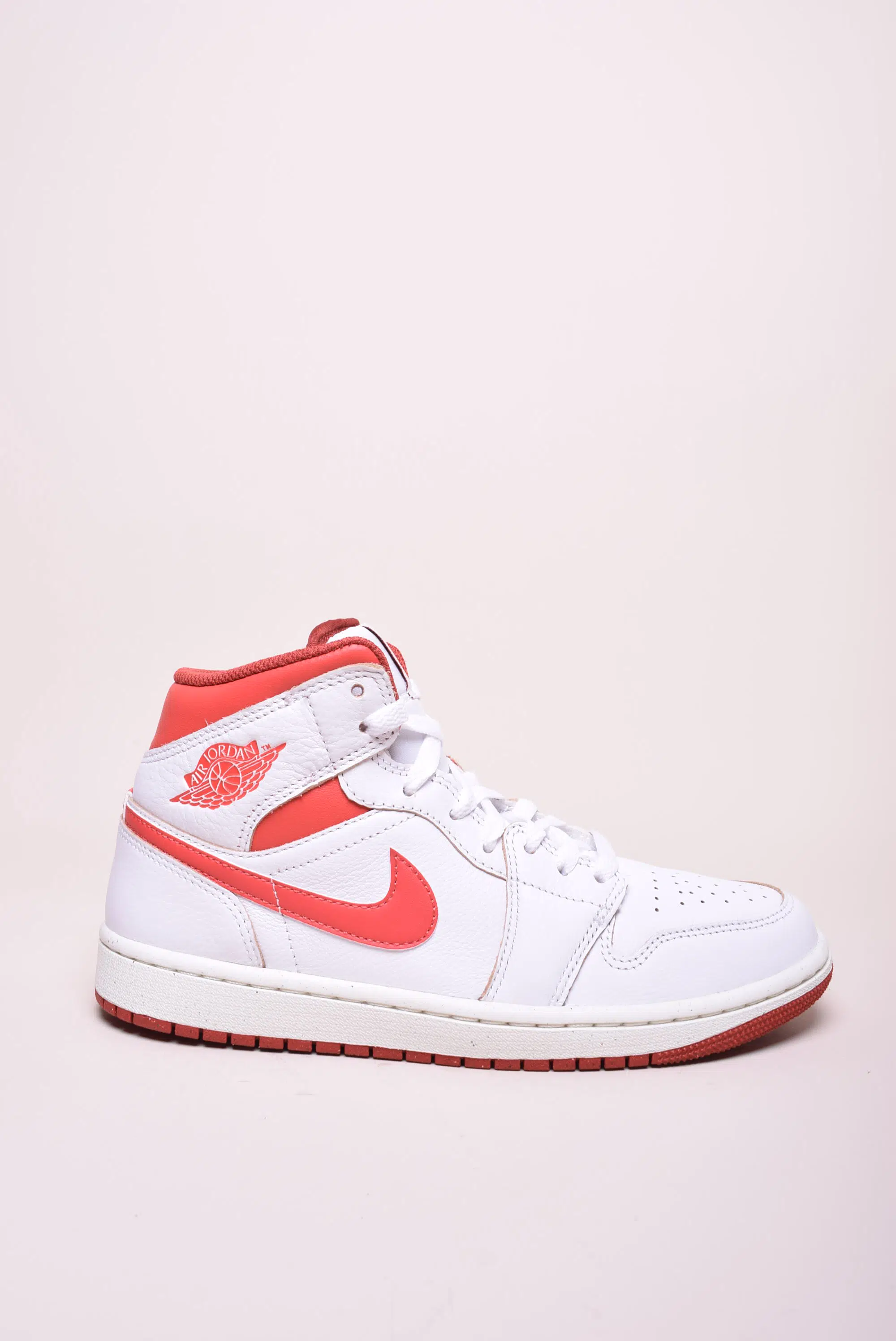 Sneakers barbati Air Jordan 1 Mid