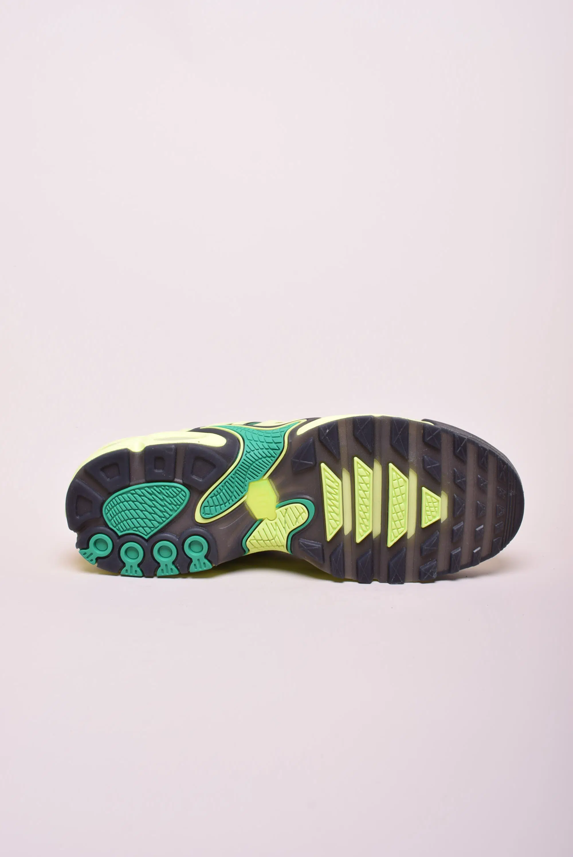 Sneakers barbati Air Max Plus Drift Light Lemon Twist [2]