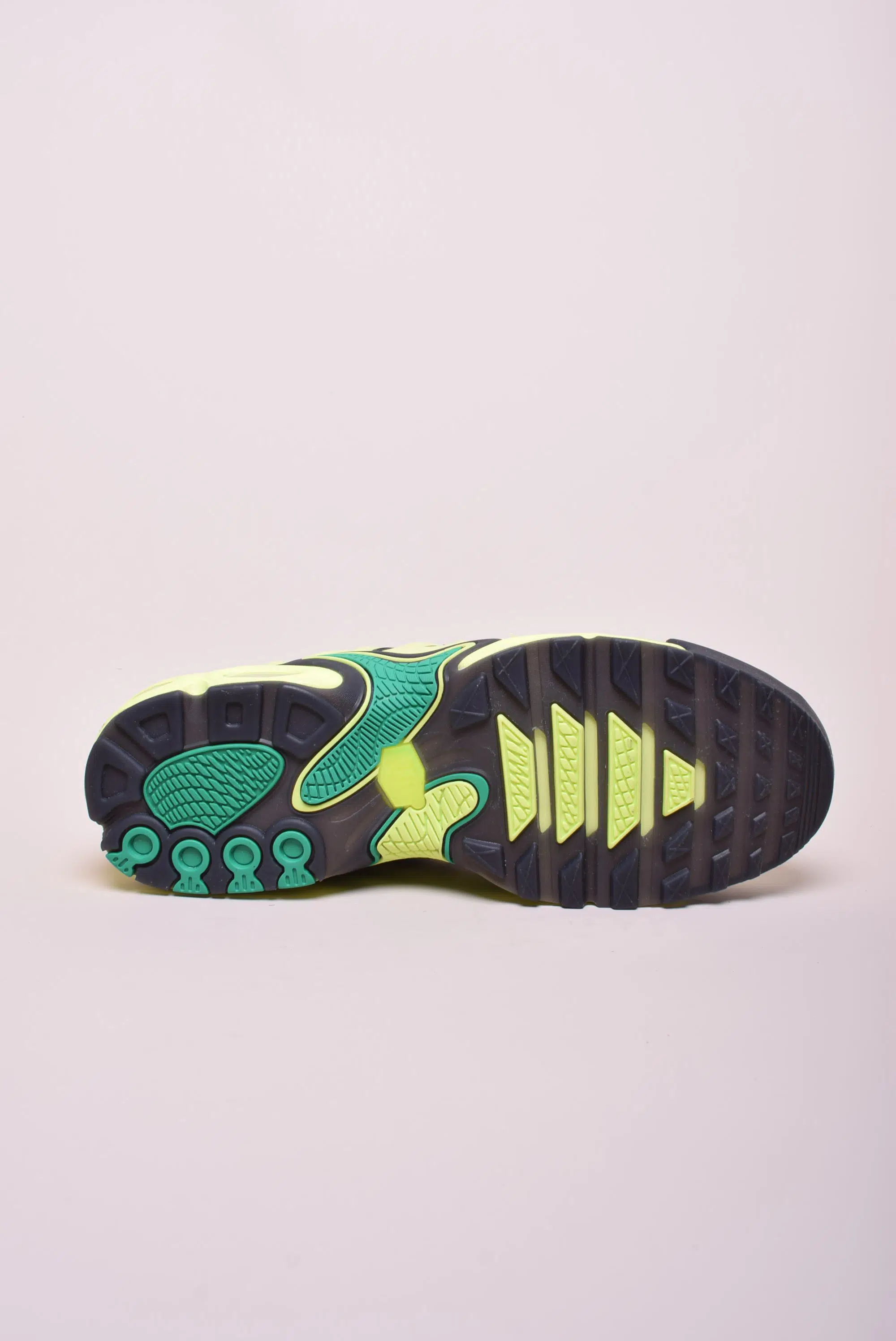 Sneakers barbati Air Max Plus Drift Light Lemon Twist [2]