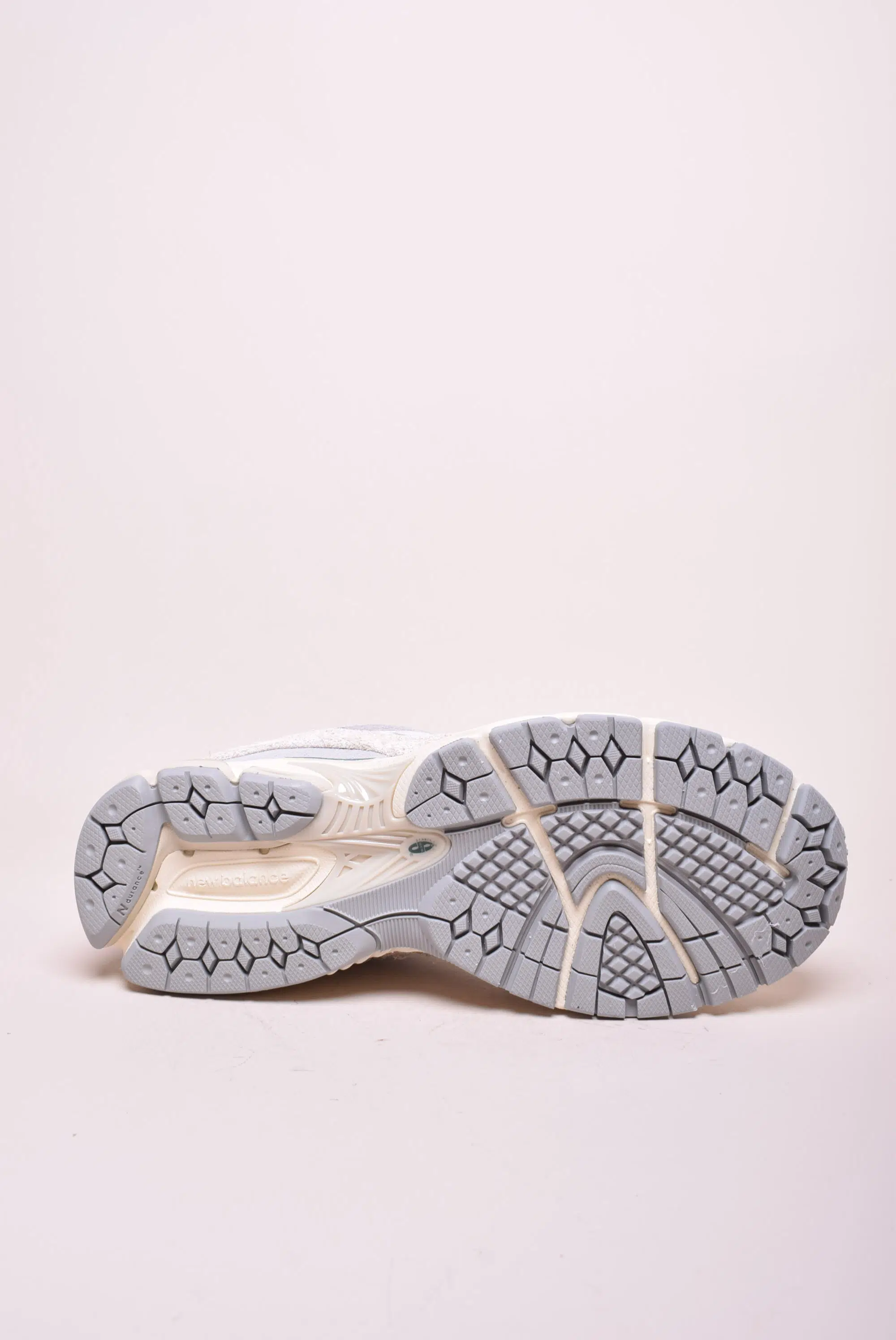 Sneakers unisex 2002R [2]