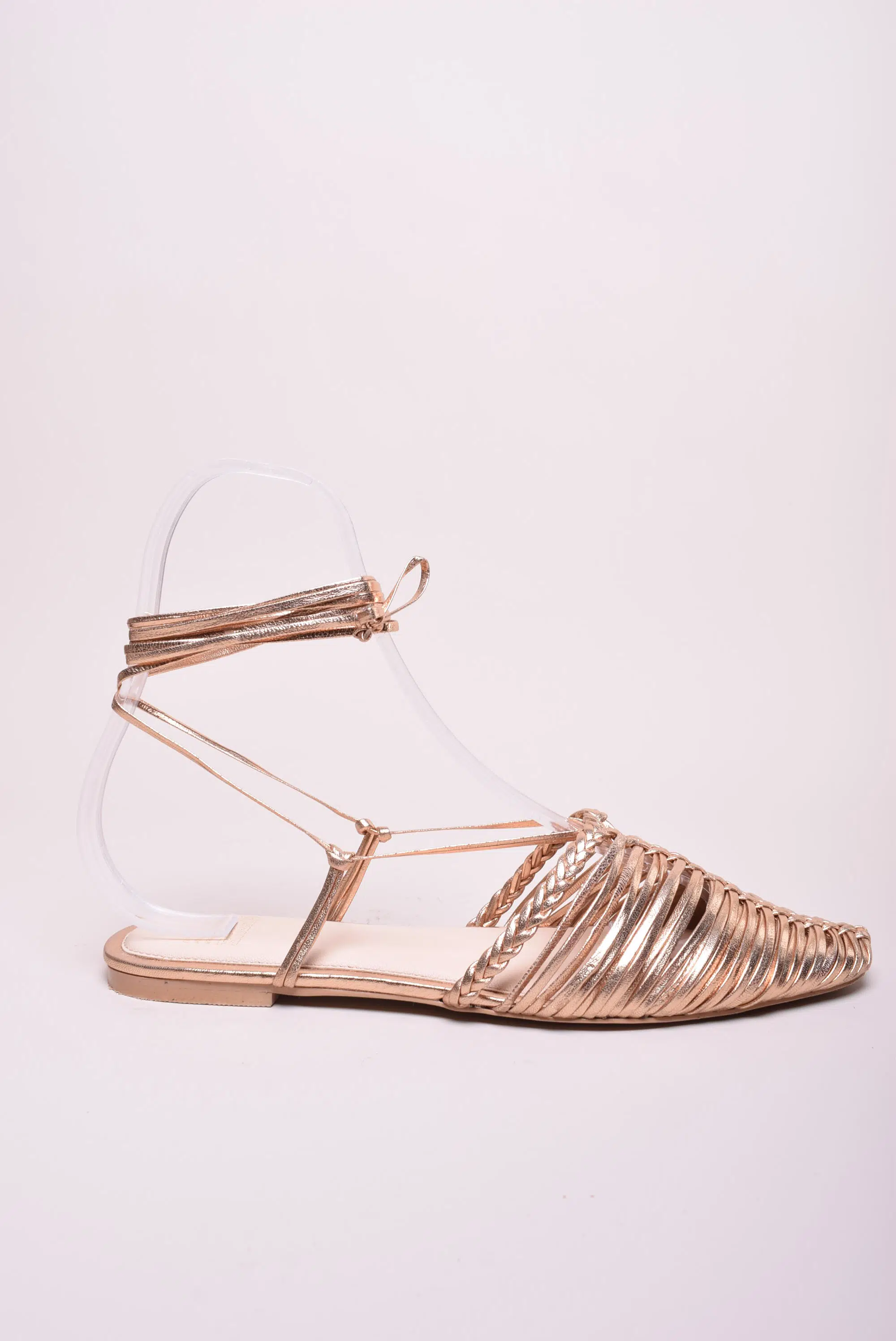 Balerini dama decupati in spate