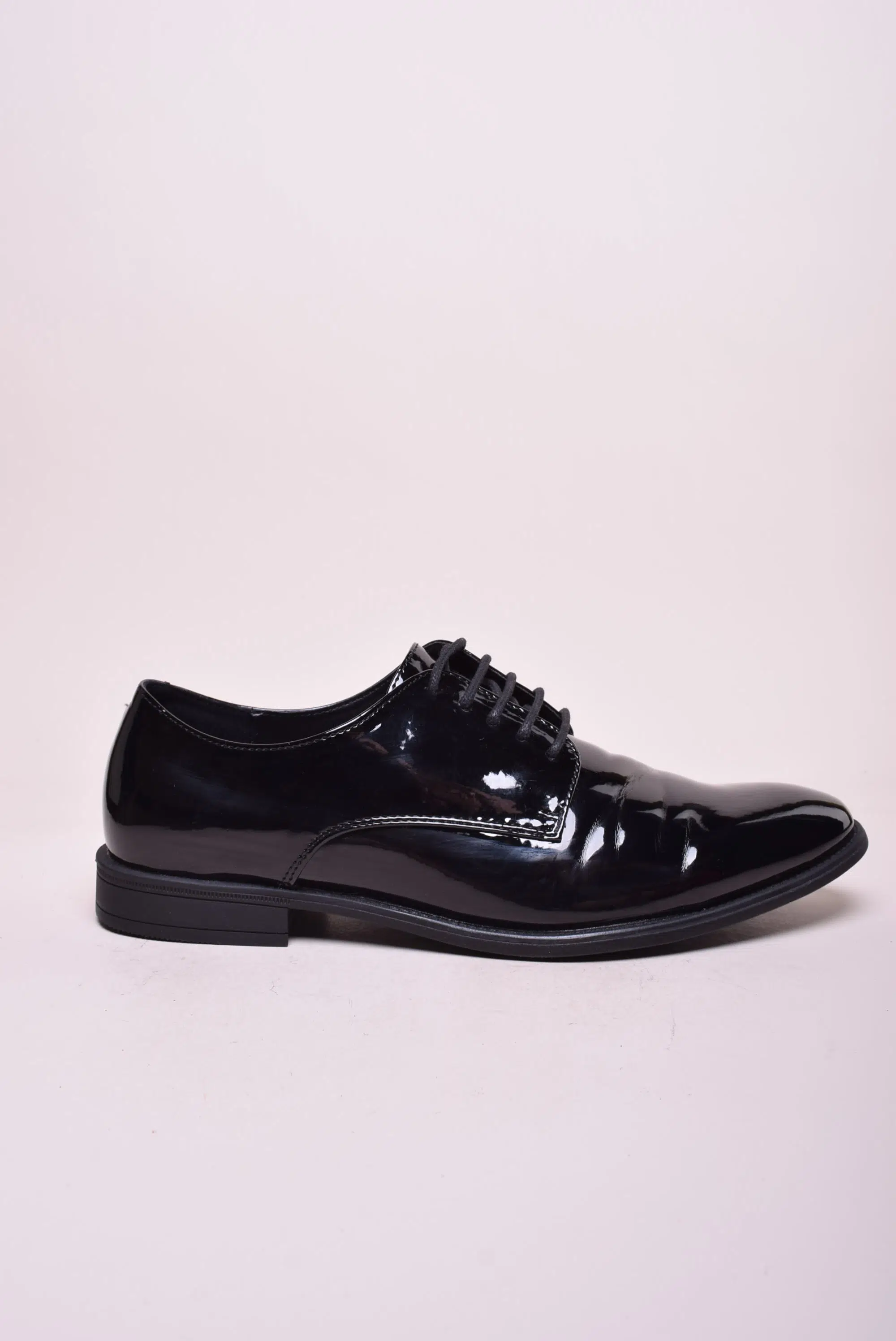 Pantofi barbati lacuiti