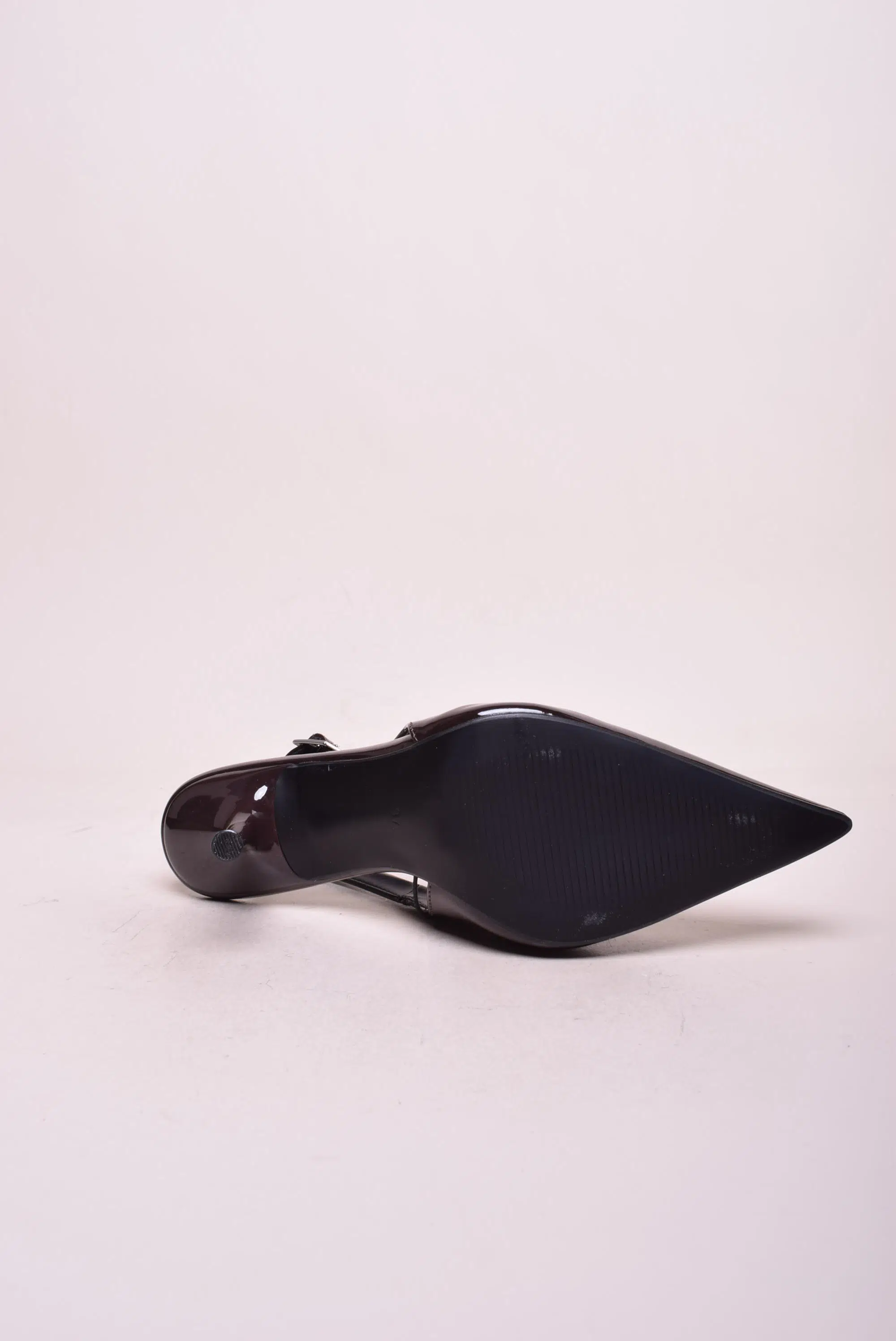 Pantofi dama stiletto lacuiti, decupati in spate [1]