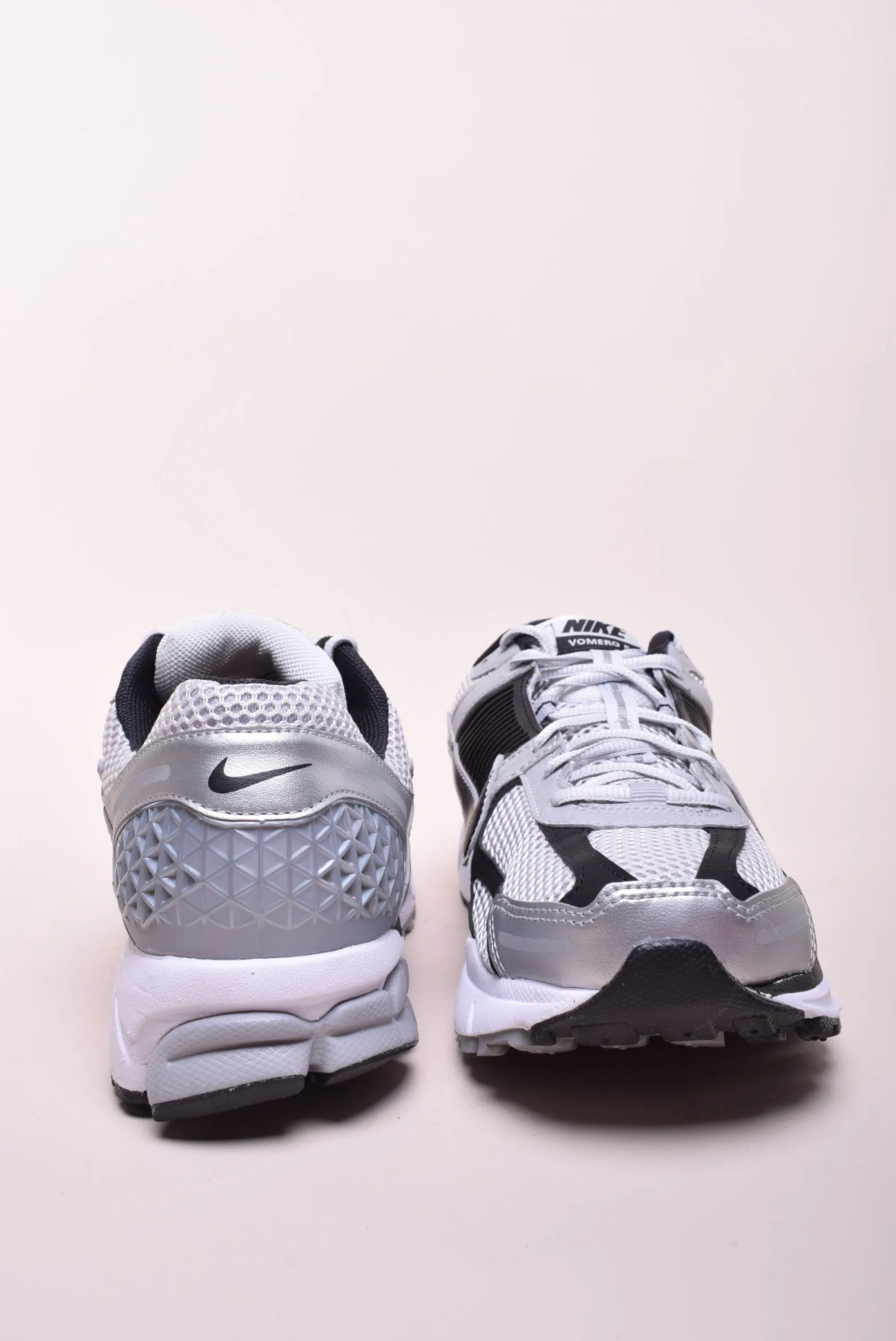 Pantofi sport barbati Vomero 5 [2]