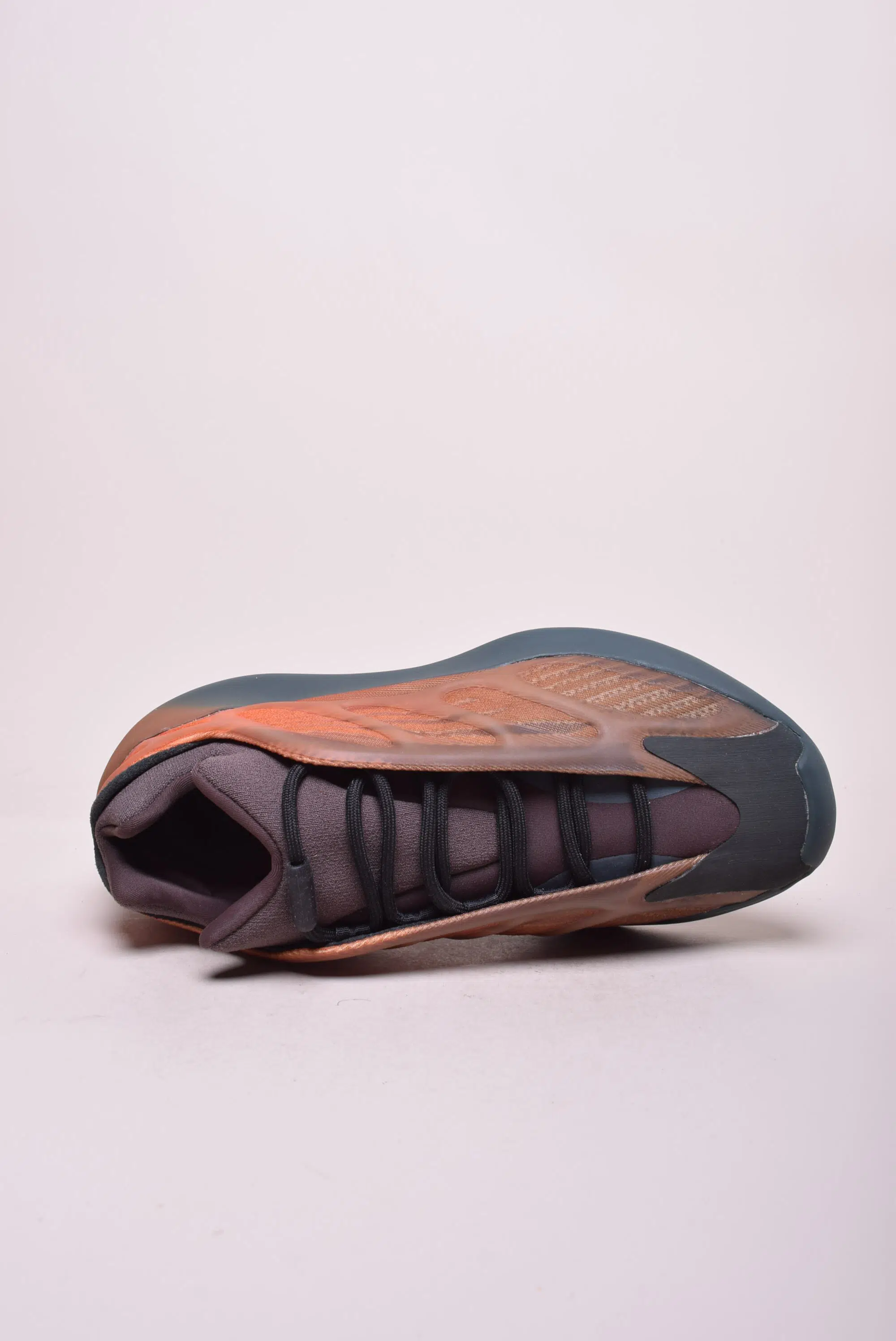Pantofi sport barbati YZY 700 V3 [3]