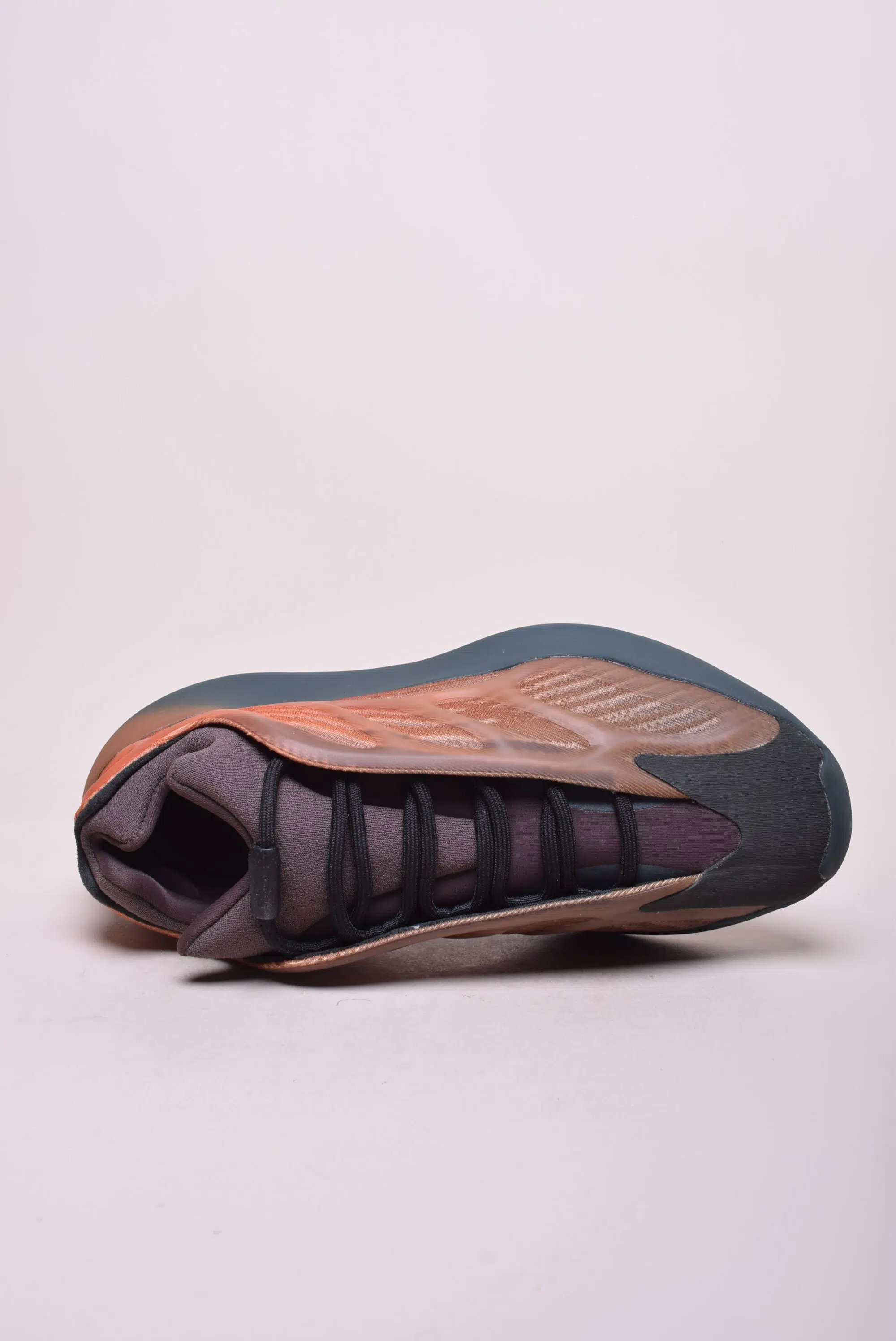 Pantofi sport barbati YZY 700 V3 [3]
