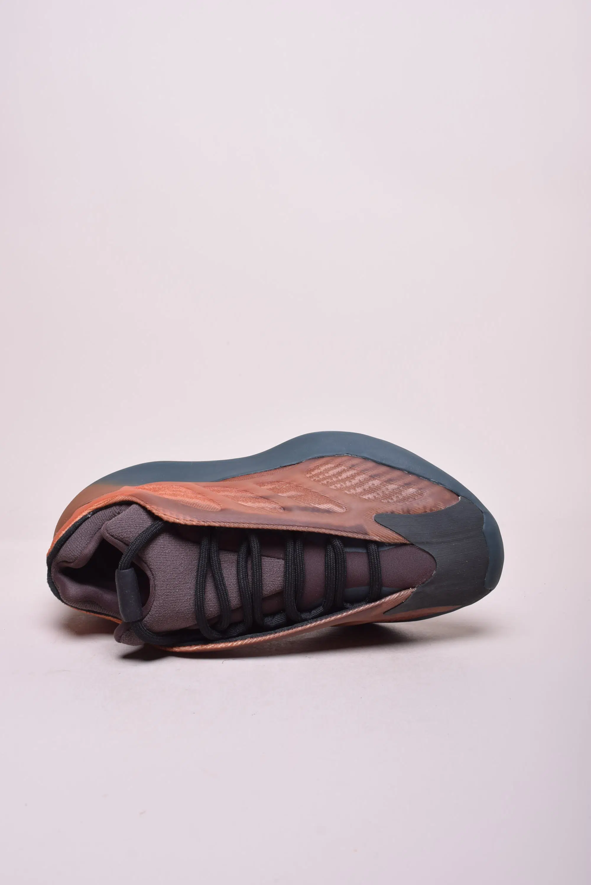 Pantofi sport unisex YZY 700 V3 [3]